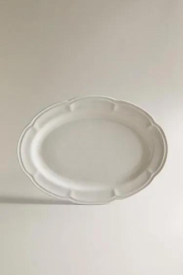 Фарфоровая подноса с рельефным дизайном