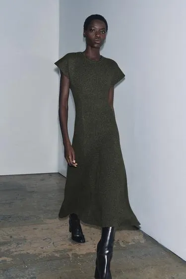 Длинное трикотажное платье