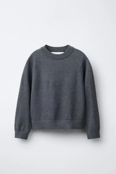 Тонкий трикотажный свитер