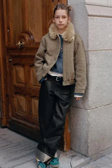 Бомбер в клетку с воротником из искусственного меха