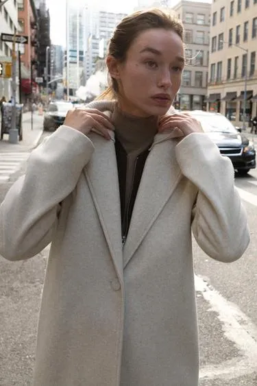 Пальто из мягкой ткани с капюшоном