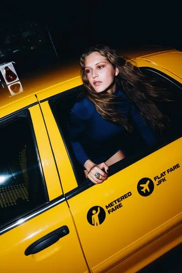 Короткое платье с поясом- Заказать в России