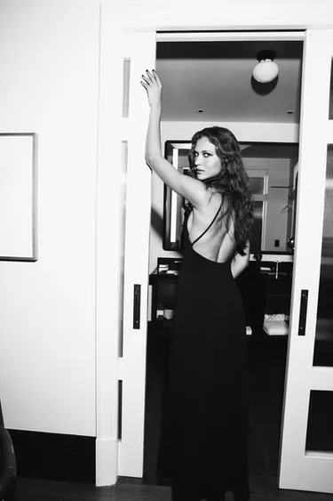 Длинное платье с открытой спиной