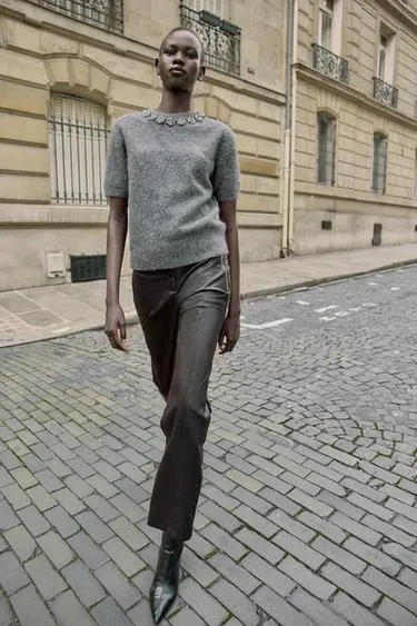 Джемпер с короткими рукавами и драгоценными бусинами- Заказать в России