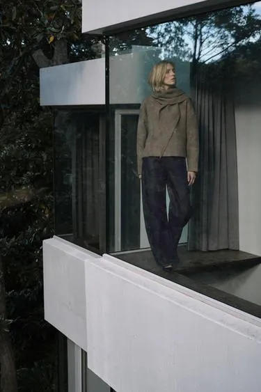 Свитер с шарфом