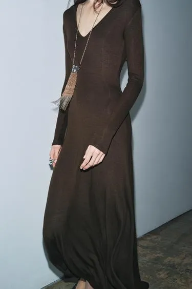 Длинное платье с V-образным вырезом