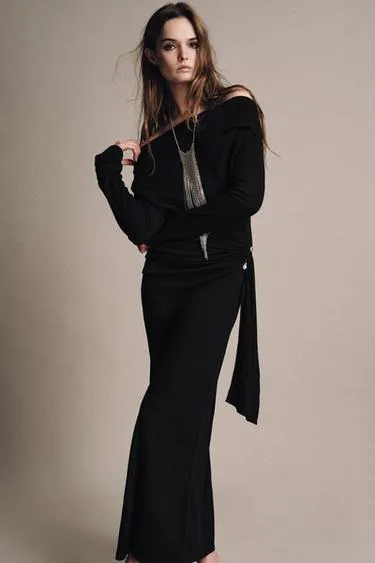 Платье с мягкими складками и брошью