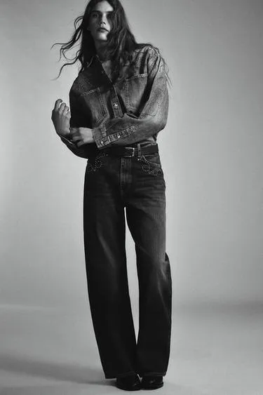 Джинсовая рубашка с заклепками