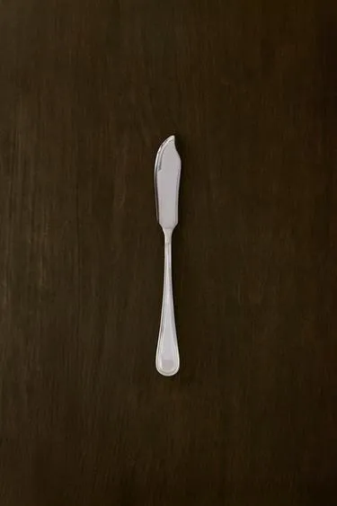 Блестящий стальной нож для рыбы