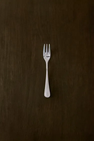 Блестящий стальной рыбный вилы