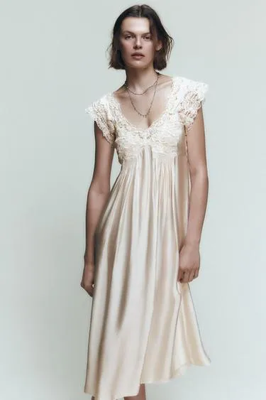 Платье-камисоль из атласа с кружевом