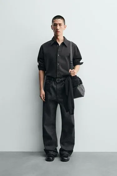 Джинсы свободного фасона с широкими штанинами