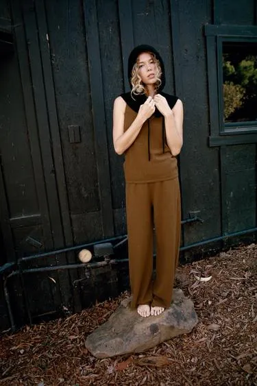 Вязаный капюшон на пуговицах