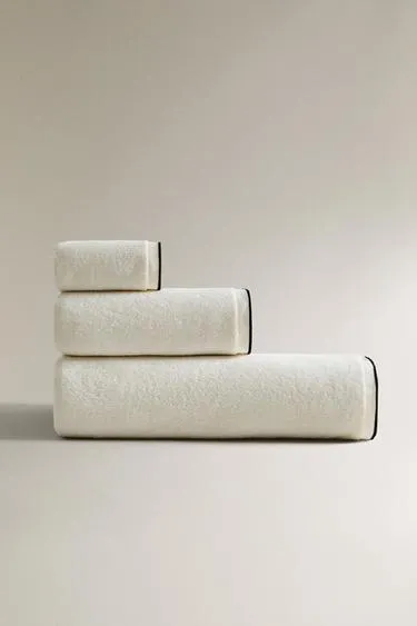 Банные полотенца из велюра с контрастной отделкой