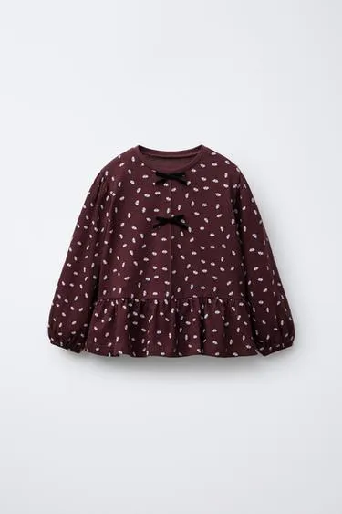 Футболка с цветочным принтом и бантом из вельвета