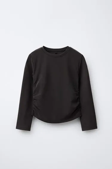 Спортивная футболка с собранными деталями