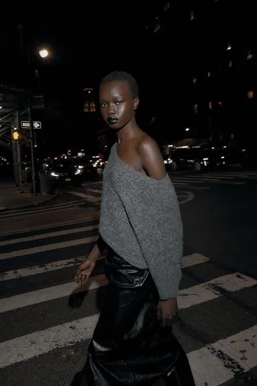 Свитер асимметричного кроя с рельефными деталями