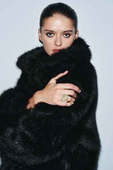 Квадратное металлическое кольцо со стразами