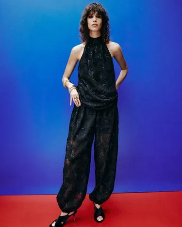 Босоножки на каблуке с перекрещивающимися ремешками- Заказать в России