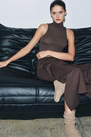 Топ с высоким воротником и без рукавов