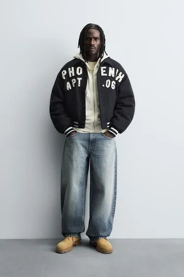 Утепленный бомбер с нашивками