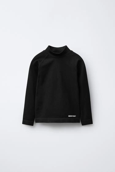 Воздухопроницаемая рубашка с ребристым узором и поднятым слоганом- Заказать в России