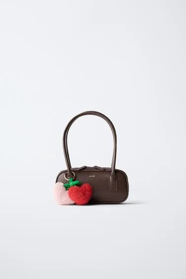 Сумка на плечо с подвесками