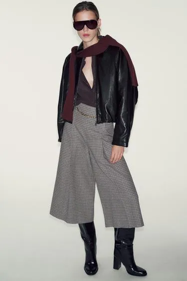 Длинные бермуды «гусиная лапка» с ремнем и цепочкой