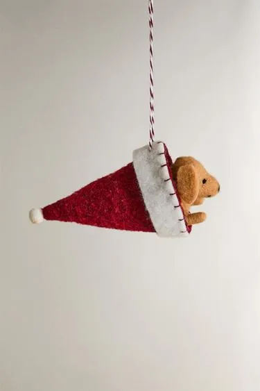 Новогодняя игрушка для елки из фетра с собакой породы золотистый ретривер в новогодней шапке