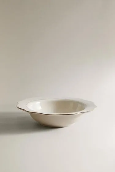 Суповой тарелке из фарфора с деталью на краю