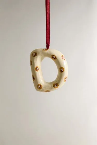 Рождественская игрушка елочная в форме буквы D