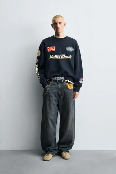 Свитшот с круглым вырезом и нашивками- Заказать в России