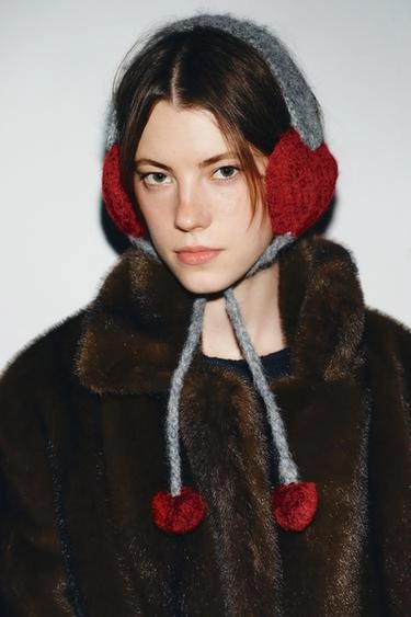 Вязаные зимние наушники с сердцами и помпонами- Заказать в России