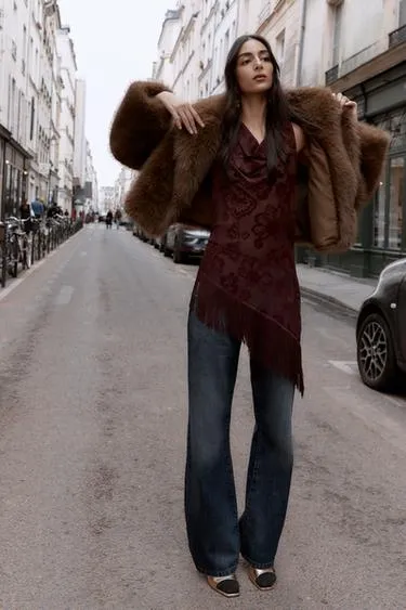 Топ асимметричного кроя с бахромой деворе