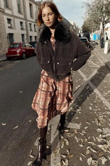 Бомбер оверсайз с отложным воротником из искусственного меха