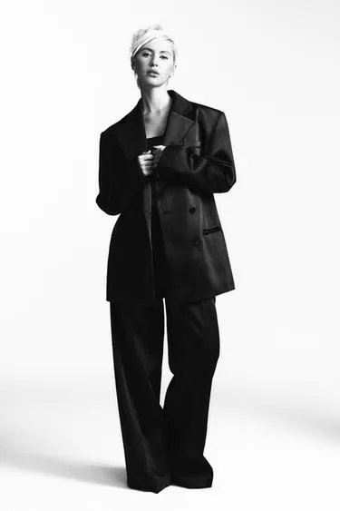 Атласный блейзер с карманами