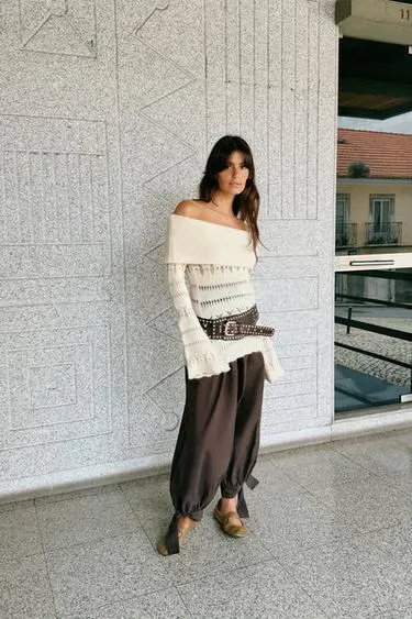 Джемпер с открытыми плечами и ажурной вязкой