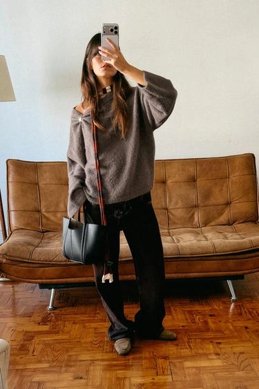 Трикотажный свитер с брошью- Заказать в России