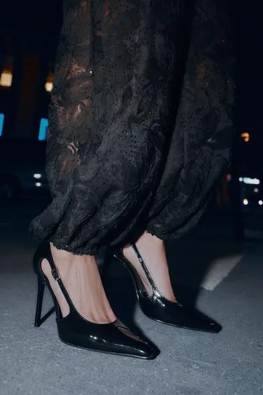 Туфли на каблуке с боковыми вырезами