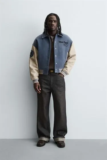 Утепленный бомбер с нашивками