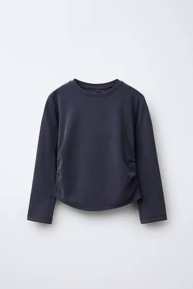 Спортивная футболка со сборками