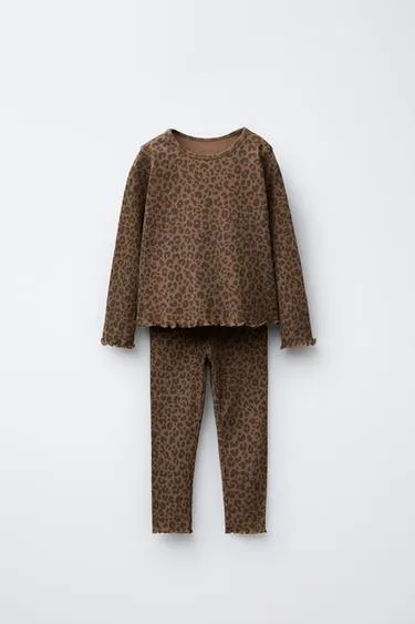 Комплект из футболки в рубчик и легинсов с анималистическим принтом