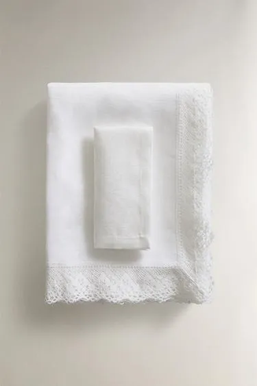 Скатерть из льна с жаккардовым узором и кружевным краем