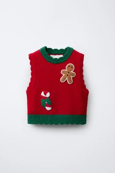 Вязаный жилет с аппликациями кроше