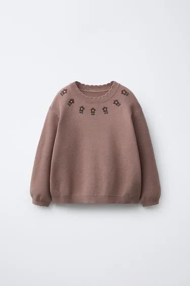 Вязаный свитер с вышитыми цветами