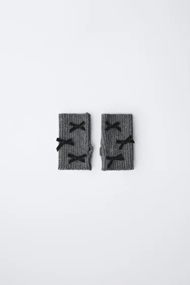 Вязанные варежки с бантами из бархата