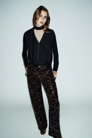 Боди с драпировкой и цепочкой