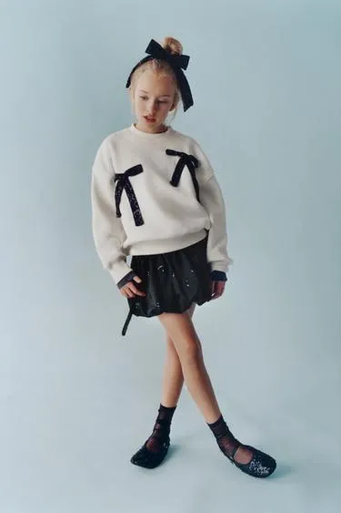 Толстовка с бантами и пайетками