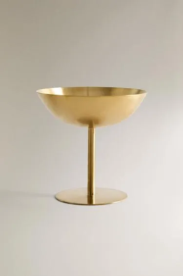 Высокий золотой металлический бокал для вина