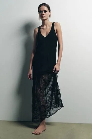 Трикотажное платье с кружевом